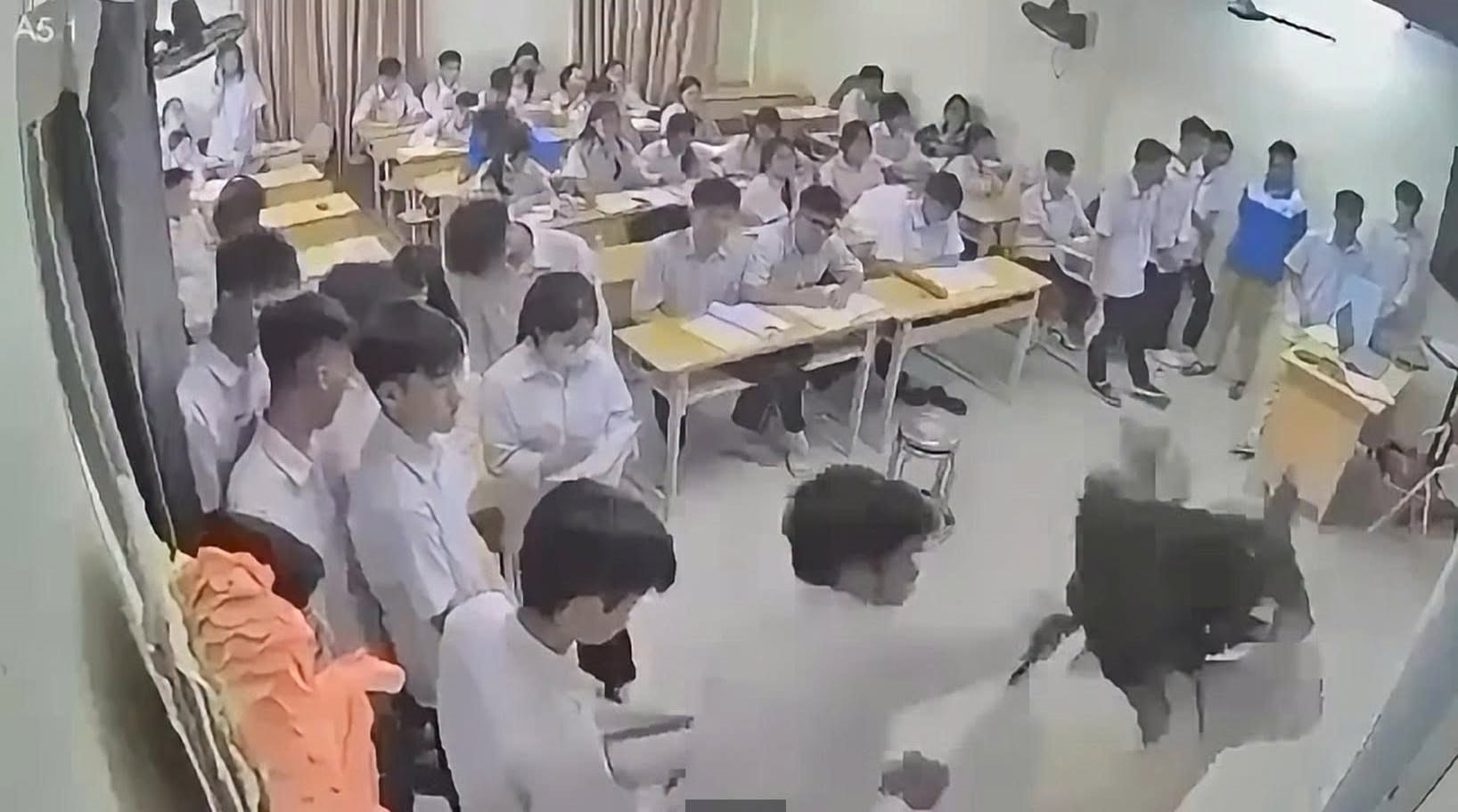 Khởi tố nam sinh hành hung giáo viên tại Hà Nội